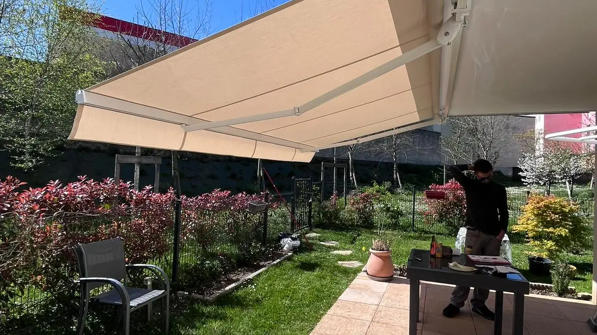Store banne monobloc déployé sur une façade