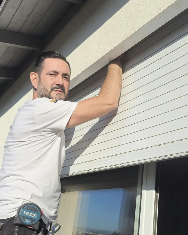 Jean-Paul, storiste, en intervention sur un volet roulant